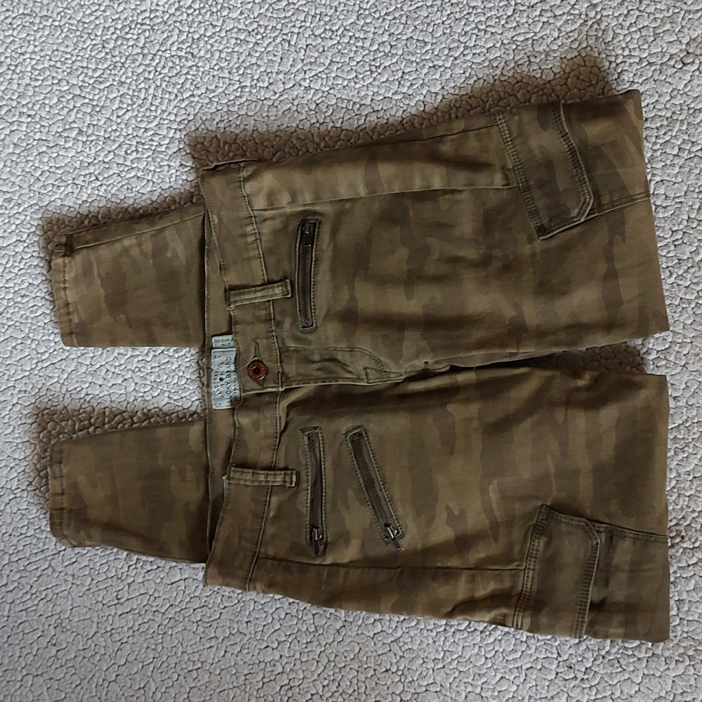 NWOT Lucky Brand Cargos, Sz 2/26